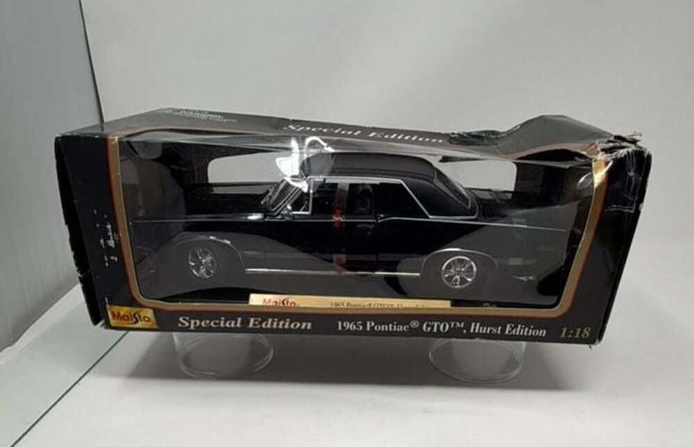 Maisto Special Edition 1965 Pontiac GTO Hurst Edition 1:18 Scale Diecast Model C